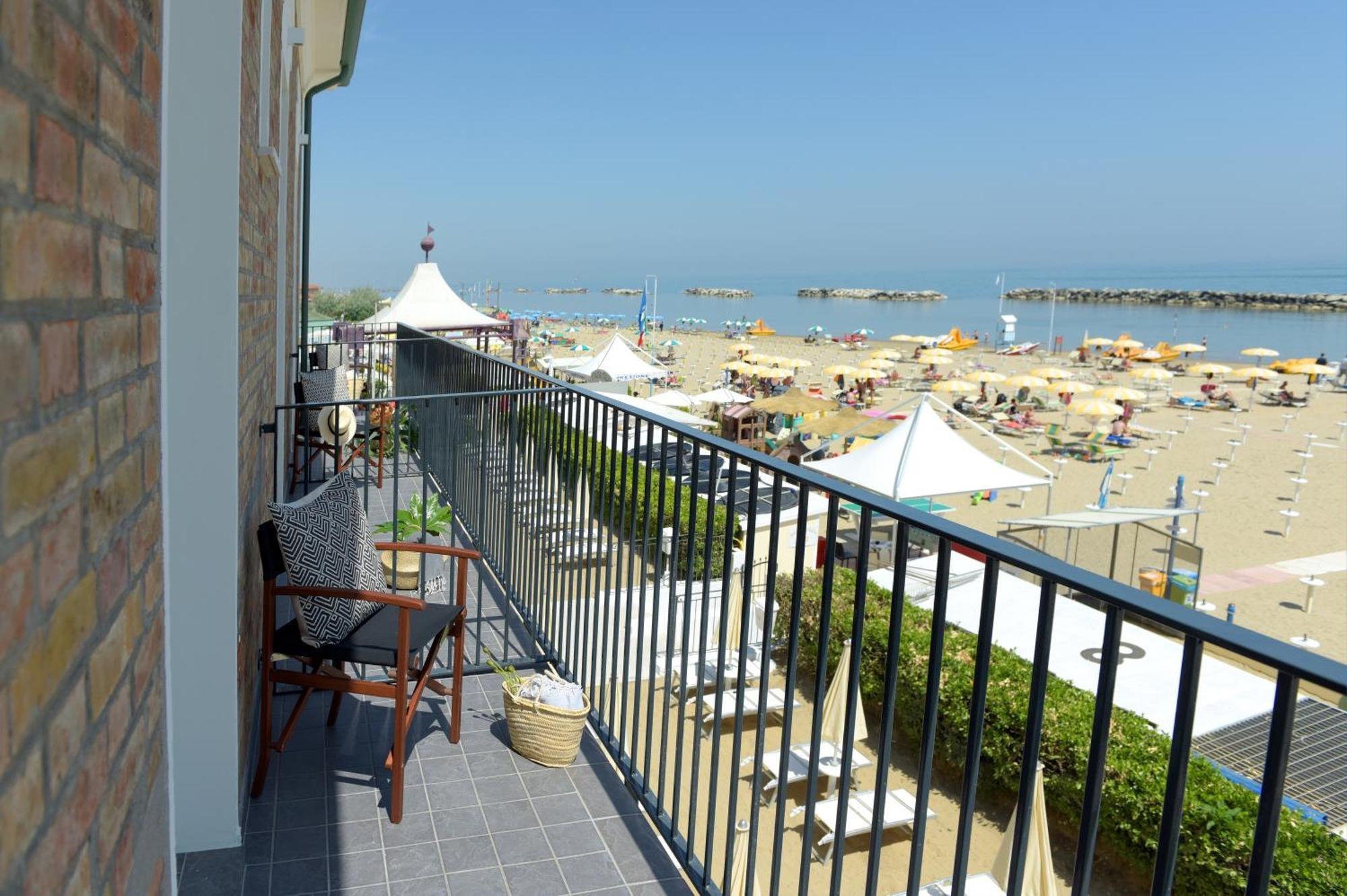 Hotel Capanni Белларія-Іджеа-Марина Екстер'єр фото
